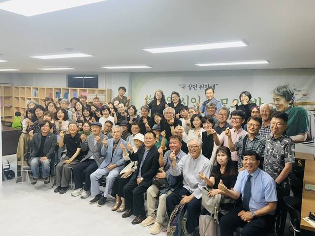 정양 시인 49재에 맞춰 '정양 시인 추모의밤' 행사가 지난 18일 전북작가회의 사무실에서 열렸다./사진=전북작가회의 제공