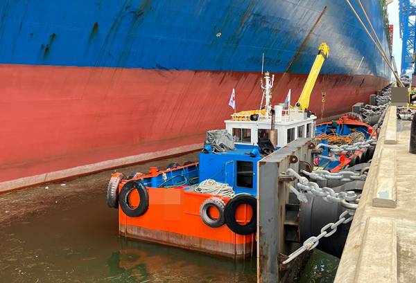 다이버들이 작업하던 컨테이너선(좌) 및 사고 선박(우). / 창원해양경찰