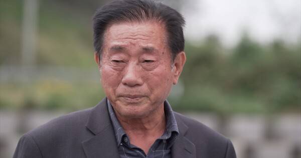 한국전쟁 전후 충남 태안에서 일어난 민간인 학살을 다룬 다큐멘터리 영화 〈태안〉중 끔찍한 기억을 떠올리며 울먹이는 희생자 유족./구자환