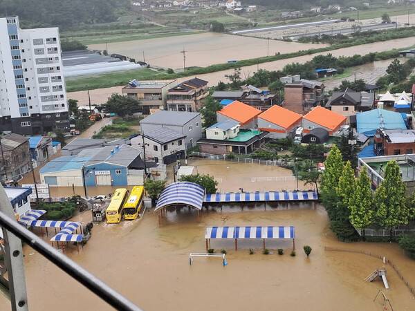 지난 19일 침수 피해가 발생한 진주 명석초등학교와 주변. /독자제공
