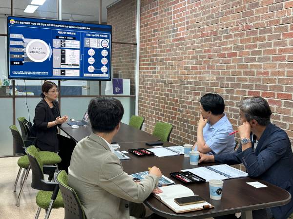 대경대 김선영 원장이 대학의 특화된 장점과 사레를 설명하고 있다.j