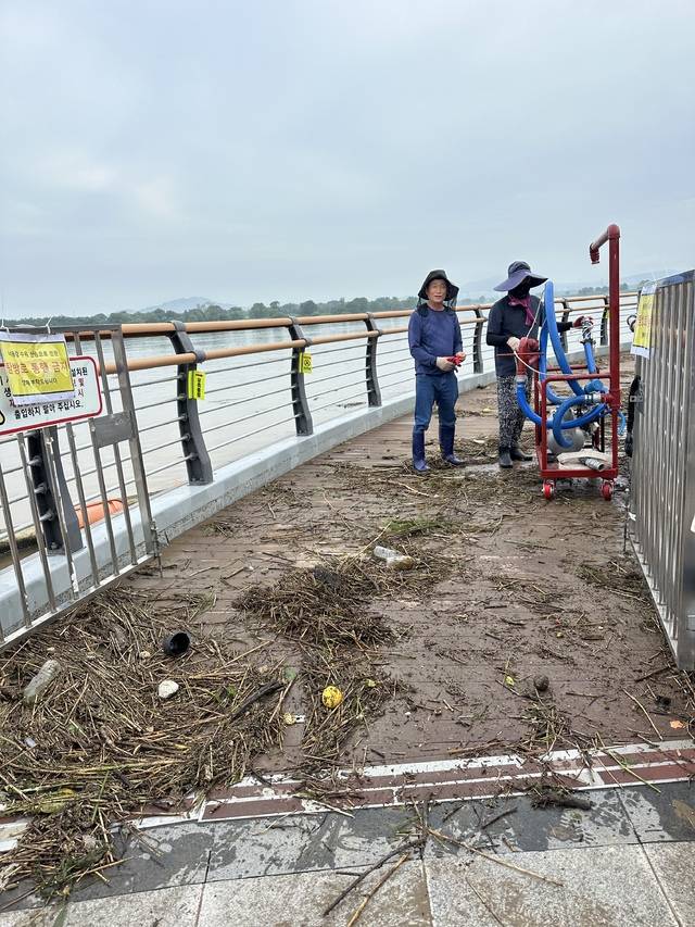 달성군 관계자들이 20일 오전 달성습지 탐방로 복구 작업을 하고 있다. 김재호 기자