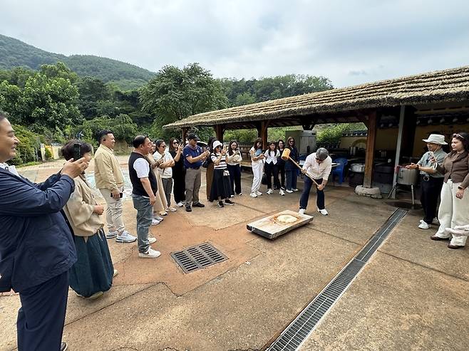 태국여행업협회(ATTA) 소속 주요 여행사 임직원들이 대구 달성군 화원읍 마비정벽화마을에서 떡메치기 체험을 하며 즐거운 시간을 보내고 있다. <달성군 제공>