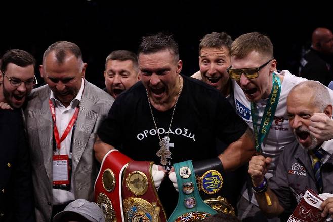 올렉산드르 우식이 프로복싱 헤비급 4대 통합챔피언에 오른 뒤 관계자들과 함께 기뻐하고 있다. 사진=AFPBBNews