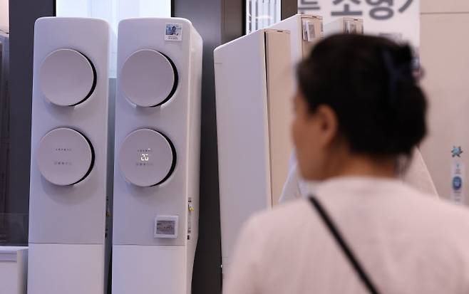 사진은 13일 서울 한 대형마트 에어컨 판매 매장 모습. 위 사진은 기사와 관계 없음. (사진=연합뉴스)