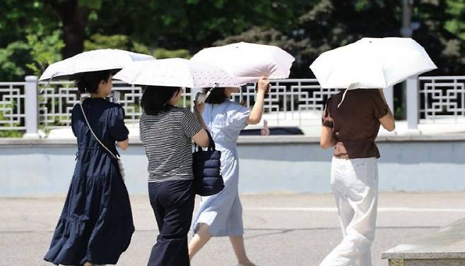 폭염이 이어진 10일 서울 서초구에서 시민들이 내리쬐는 땡볕에 양산을 쓰고 걸어가고 있다.(사진=연합뉴스)