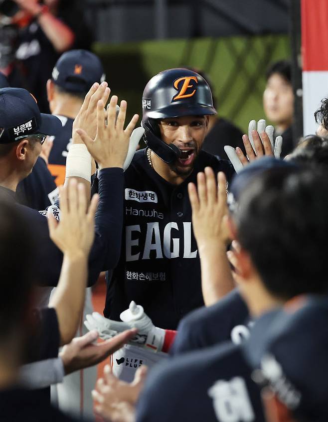 20일 수원케이티위즈파크에서 열린 2025 KBO리그 프로야구 한화이글스와 KT위즈 경기. 7회초 2사 주자 2루에서 한화 리베라토가 투런 홈런을 치고 더그아웃으로 들어오며 동료들의 축하를 받고 있다. 사진=연합뉴스