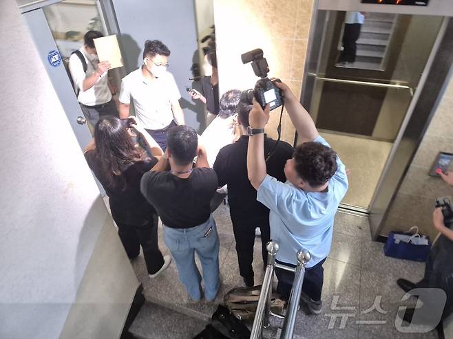 18일 권성동 국민의힘 국회의원 강릉 지역구 사무실 압수수색을 마친 김건희 특검팀 수사관들이 사무실을 나서고 있다. 2025.7.18/뉴스1 ⓒ News1 윤왕근 기자