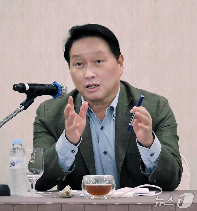 최태원 대한상공회의소 회장이 17일 대한상의 하계포럼 기자간담회에서 발언하고 있다. (사진제공 = 대한상의) ⓒ News1 박기호 기자