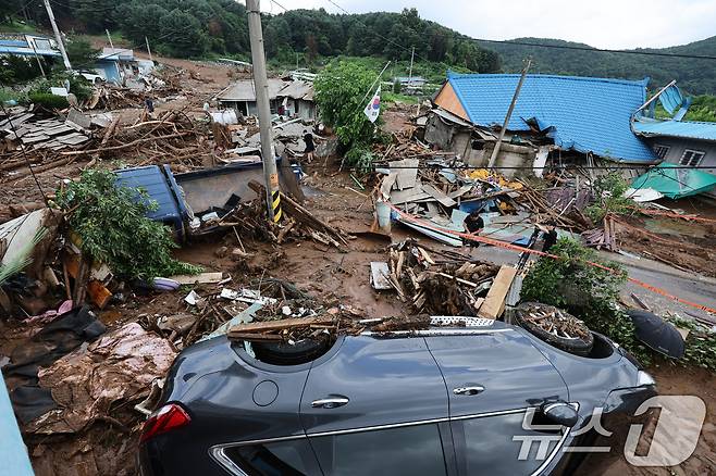 20일 경기 가평군 신상리의 한 야산에서 산사태가 발생해 주택이 파손되어 있다. 2025.7.20/뉴스1 ⓒ News1 신웅수 기자