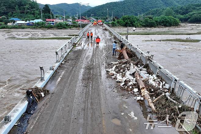 20일 경기 가평군 조종면 대보교에서 물이 범람하는 사고가 발생해 소방대원들이 현장을 통제하고 있다. 2025.7.20./뉴스1 2025.7.20/뉴스1 ⓒ News1 신웅수 기자