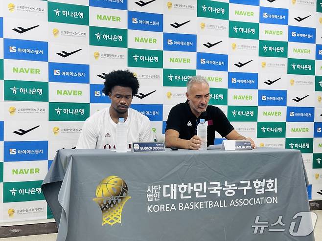 카타르 농구대표팀 하칸 데미르(오른쪽) 감독과 브랜든 굿윈.2025.7.20/뉴스1 서장원기자