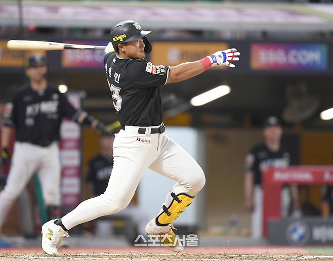 SSG 안현민이 8일 인천 SSG랜더스필드에서 열린 2025 KBO리그 KT와 경기 6회초 타구를 바라보고 있다. 2루수 플라이 아웃. 문학 | 최승섭기자 thunder@sportsseoul.com