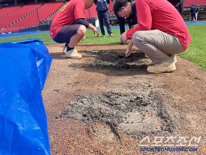 진흙으로 변한 마운드 상태. 사진제공=KIA 타이거즈