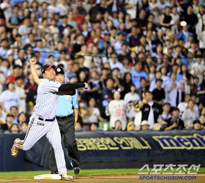 19일 잠실야구장에서 열린 롯데와 LG의 경기, 7회초 1사 1,2루 문보경이 황성빈의 타구를 잡아 병살로 이어가고 있다. 잠실=허상욱 기자wook@sportschosun.com/2025.07.19/
