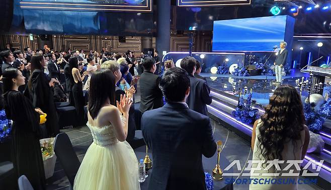 제4회 청룡시리즈어워즈(Blue Dragon Series Awards)가 18일 인천 파라다이스시티에서 열렸다. 최백호 축하무대에 모두 일어선 출연진들. 인천=송정헌 기자songs@sportschosun.com/2025.07.18/