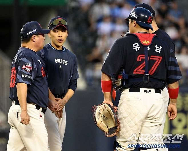 19일 잠실야구장에서 열린 롯데와 LG의 경기, 5회말 데이비슨이 위기를 맞자 김태형 감독이 마운드에 오르고 있다. 잠실=허상욱 기자wook@sportschosun.com/2025.07.19/