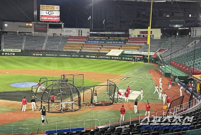 경기 후 야외 특타를 진행하는 SSG 야수들. 사진=나유리 기자