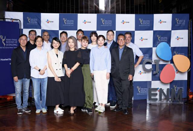 '2025 국제 에미상' 세미 파이널 심사에 참여한 심사위원들이 기념사진 촬영을 하고 있다.