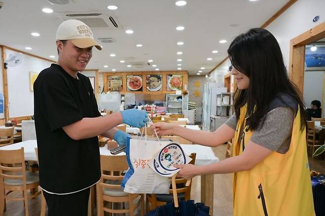 여수시(시장 정기명)는 18일 중앙동 이순신광장에서 ‘음식점 친절서비스 캠페인’을 실시했다. 여수시