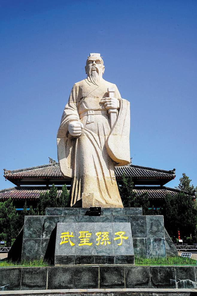 손무의 고향인 중국 산둥(山東)성 빈저우(濱州)에 세워진 손무의 석상. 손무는 중국에서 무성(武聖)으로 추앙받고 있다. /바이두