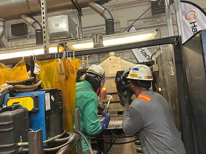 16일 미국 펜실베이니아주 한화 필리 조선소에서 견습생 제임스 투니아(왼쪽)가 강사 존 윌리엄스로부터 용접 기술을 배우고 있다./윤주헌 특파원