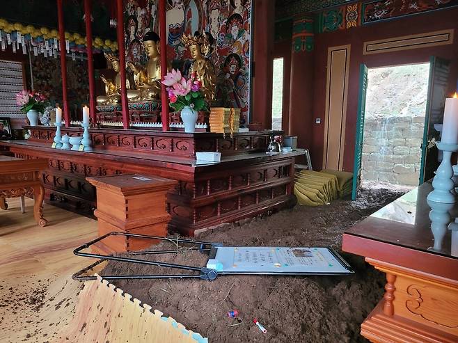 20일 국가유산청에 따르면 지난 16일부터 이어진 비로 국가유산에서 피해가 확인된 사례는 이날 오전 11시 기준 총 8건으로 확인됐다. 지난 19일 하루 300㎜에 육박하는 비가 쏟아진 경남 산청에서는 보물 '산청 율곡사 대웅전' 건물이 파손되는 등 큰 피해가 발생했다. 사진은 보물 '산청 율곡사 대웅전' 피해 모습. /연합뉴스