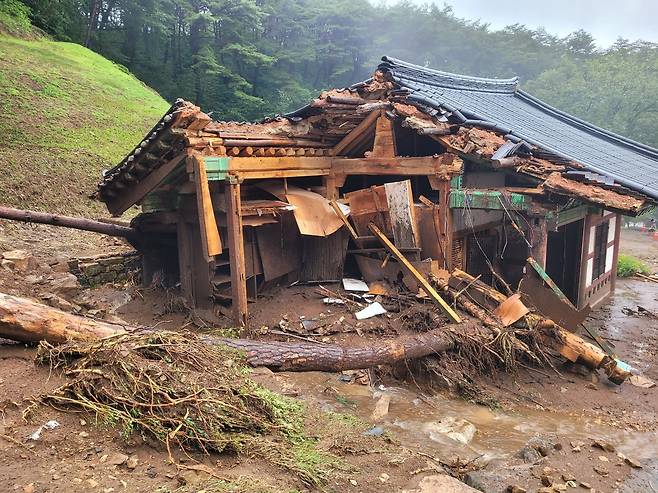 20일 국가유산청에 따르면 지난 16일부터 이어진 비로 국가유산에서 피해가 확인된 사례는 이날 오전 11시 기준 총 8건으로 확인됐다. 지난 19일 하루 300㎜에 육박하는 비가 쏟아진 경남 산청에서는 보물 '산청 율곡사 대웅전' 건물이 파손되는 등 큰 피해가 발생했다. 사진은 보물 '산청 율곡사 대웅전' 피해 모습. 2025.7.20/연합뉴스