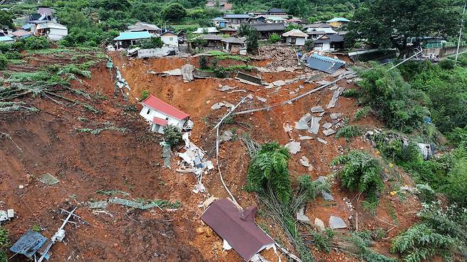 (산청=뉴스1) 김도우 기자 = 20일 경남 산청군 생비량면 상능마을이 지난 19일 폭우로 인한 산사태가 발생해 마을에 토사가 쌓여 있다. 2025.7.20/뉴스1