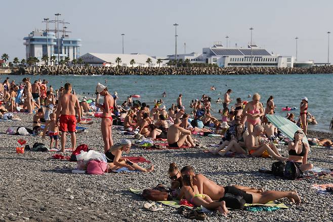 2025년 7월 러시아 소치에서 사람들이 여름 휴가를 즐기고 있다. /연합뉴스