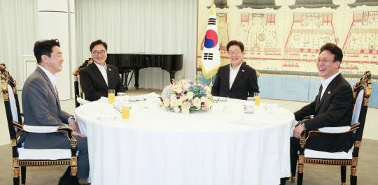이재명 대통령이 17일 서울 한남동 관저에서 우원식 국회의장, 김민석 국무총리와 만찬 자리를 갖고 있다. 왼쪽부터 강훈식 대통령비서실장, 우 의장, 이 대통령, 김 총리. 연합뉴스