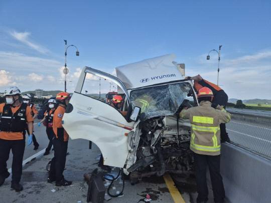 20일 오후 충남 부여군 부여대교 논산에서 홍산 방향 2차로에서 발생한 트럭럭 간 충돌 사고 현장 모습. 부여소방서 제공