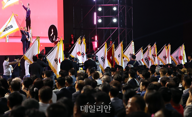 황우여 국민의힘 비대의원장이 지난해 7월 23일 오후 경기도 고양 킨텍스에서 열린 국민의힘 전당대회에서 당기를 흔들고 있다. ⓒ데일리안 홍금표 기자