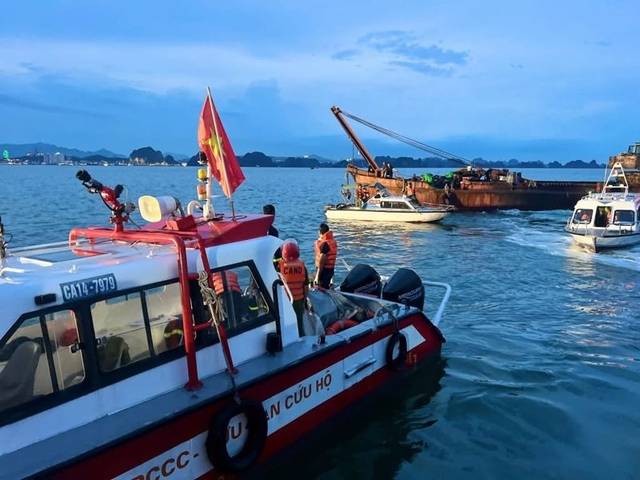 베트남 꽝닌성 당국이 19일 하롱베이 인근에서 전복한 유람선 수색작업을 하고 있다. 베트남 정부 페이스북 캡처.