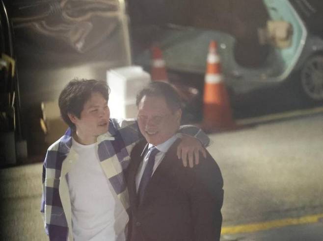 최태원 SK그룹 회장이 서울 강남구 한 식당 앞에서 아들 인근씨와 다정한 모습을 보이고 있다. 온라인 커뮤니티. 뉴시스