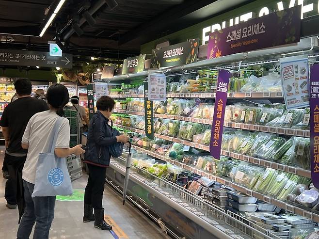 지난 18일 정부와 대형마트가 협력해 준비한 '여름 농축산물 할인 행사'에 참여한 이마트 신촌점의 채소 코너에서 고객들이 장을 보고 있다. 사진=김현지 기자