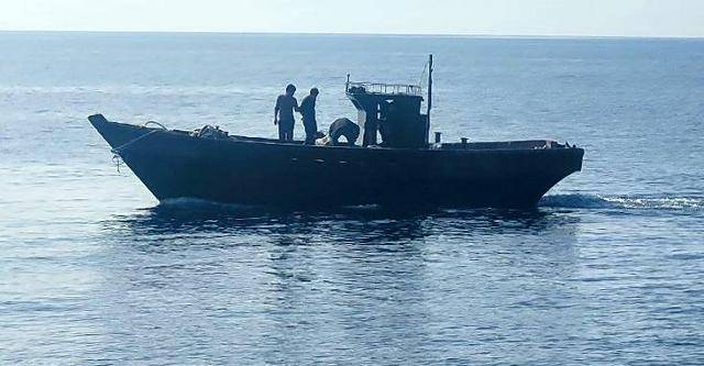 남한에서 구조됐던 북한 주민 6명이 탄 배가 NLL 인근에서 북한으로 향하고 있다. 통일부 제공