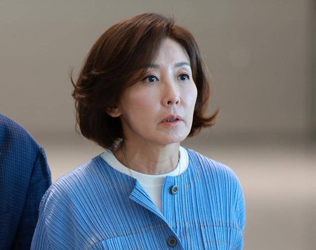 한미의원연맹 미국 방문단 공동단장 나경원 국민의힘 의원이 20일 인천국제공항 제2여객터미널을 통해 미국으로 출국하고 있다. 나 의원은 이날 SNS를 통해 전당대회 불출마를 선언했다. 뉴시스