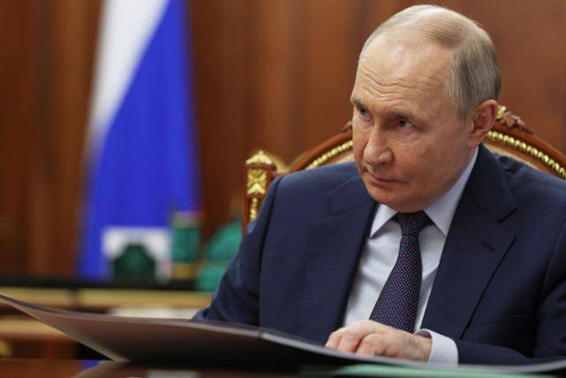 블라디미르 푸틴 러시아 대통령이 18일 모스크바 크렘린궁에서 지역 주지사 접견 중 발언하고 있다. 모스크바=AP 연합뉴스