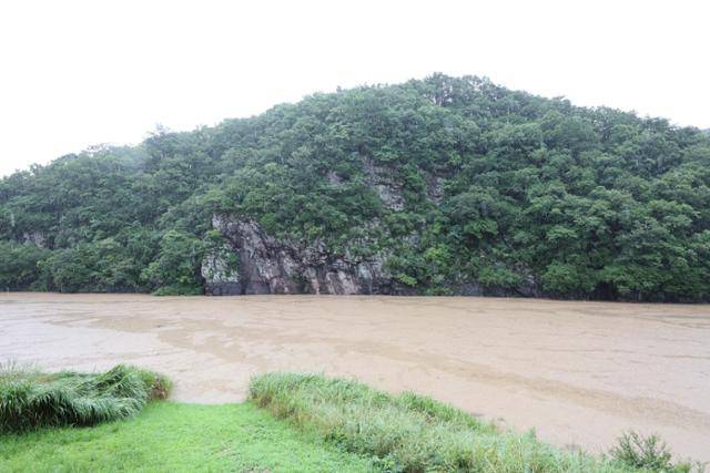 유네스코 세계문화유산으로 등재된 울산 울주군 대곡리 반구대 암각화가 19일 호우에 사연댐 수위가 상승하면서 물에 잠겨 보이지 않고 있다. 울산=연합뉴스
