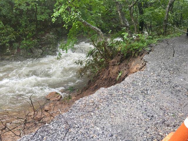 전남 순천시 조계산 자락에 있는 명승 송광사와 선암사 일원 진입로 약 10m 구간의 토사가 유실돼 19일 지반이 무너져 있다. 국가유산청 제공