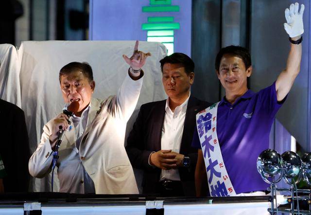 이시바 시게루(왼쪽) 일본 총리 겸 집권 자민당 총재가 참의원 선거 운동 마지막 날인 지난 19일 도쿄 도내 유세 현장에서 지지를 호소하고 있다. 도쿄=EPA 연합뉴스