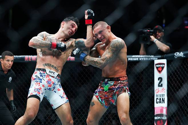 맥스 할로웨이(왼쪽)와 더스틴 포이리에의 BMF 타이틀전 경기 모습. 사진=로이터 연합뉴스