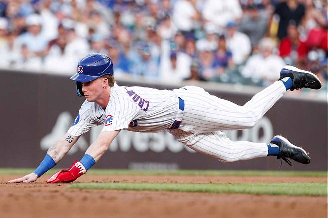 <yonhap photo-1607=""> CHICAGO, ILLINOIS - JULY 19: Pete Crow-Armstrong #4 of the Chicago Cubs slides into second base for a stolen base in the third inning against the Boston Red Sox at Wrigley Field on July 19, 2025 in Chicago, Illinois. Griffin Quinn/Getty Images/AFP (Photo by Griffin Quinn / GETTY IMAGES NORTH AMERICA / Getty Images via AFP)/2025-07-20 09:22:51/ <저작권자 ⓒ 1980-2025 ㈜연합뉴스. 무단 전재 재배포 금지, AI 학습 및 활용 금지></yonhap>
