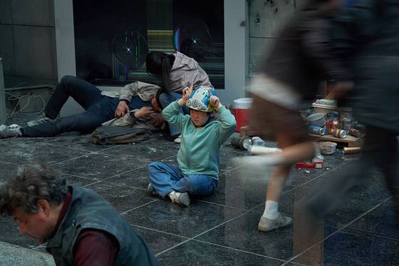 영화 '전지적 독자 시점'에서 김독자(안효섭) 일행 중 가장 어린 이길영(권은성)은 곤충과 소통하는 능력을 활용해 동료들을 돕는다. 사진 롯데엔터테인먼트