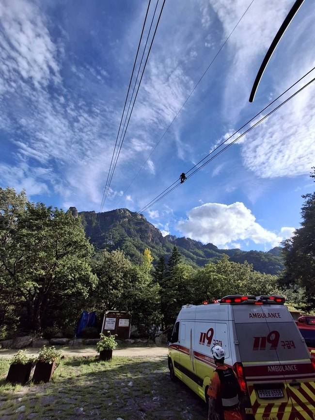 ▲ 20일 오후 3시 56분쯤 설악산 케이블카가 운행 중 멈추는 사고가 났다. 강원소방본부 제공