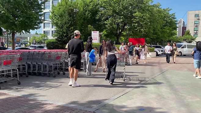 지난 12일, 한 창고형 대형마트 앞. 이름도 모르는 사람들과 만났습니다.