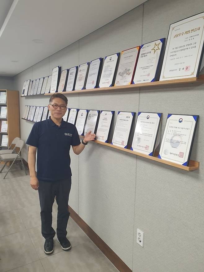 김태환 센터장이 공급망 안정화 선도사업자 선정서 등 상패를 보여주고 있다. 서산=윤현주 기자
