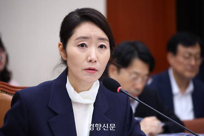 지난 14일 국회 여성가족위원회에서 열린 강선우 여성가족부 장관 후보자 인사청문회에서 강 후보자가 의원들의 질의에 답변하고 있다. 권도현 기자