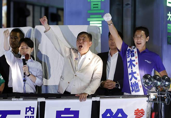 이시바 시게루 일본 총리 겸 자민당 총재(가운데)가 참의원(상원) 선거를 하루 앞둔 19일 도쿄 거리 유세에 나서 구호를 외치고 있다. EPA연합뉴스